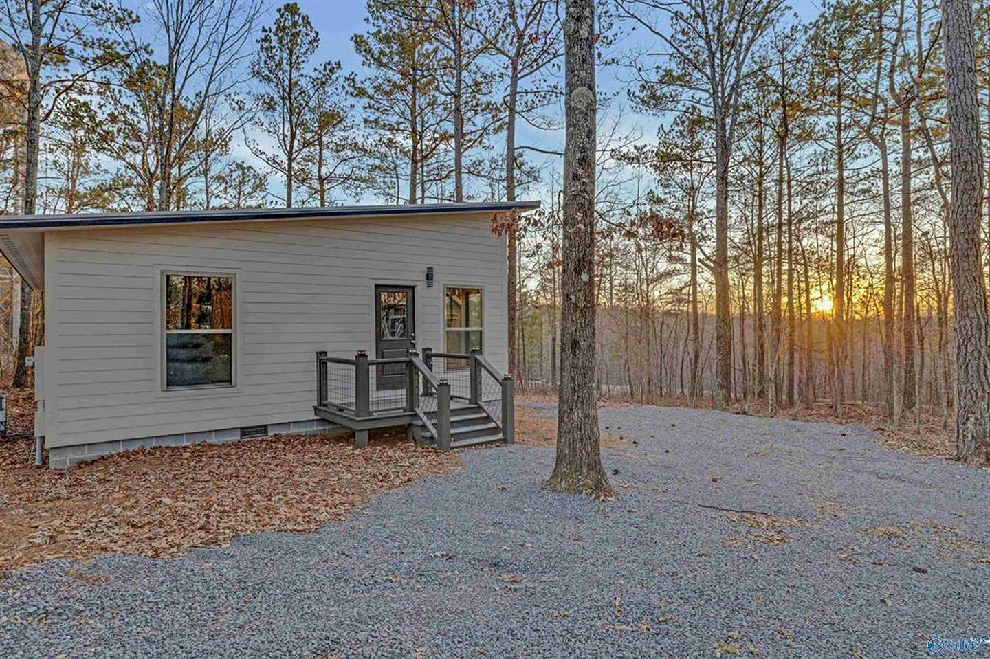 Stylish Modern Getaway with Fire Pit near DeSoto Falls in Mentone, AL