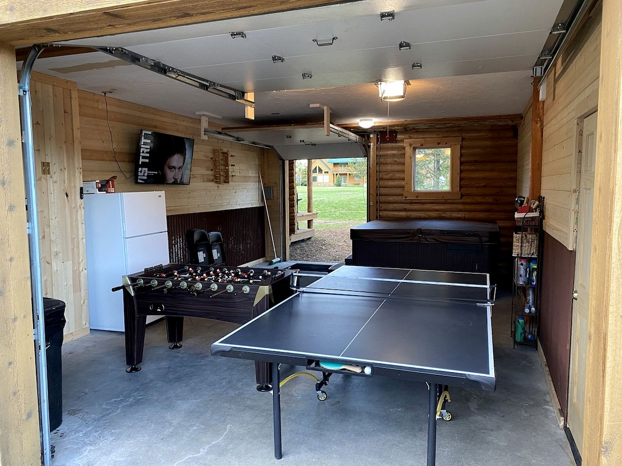 Spacious Log Cabin Retreat with Game Room & Hot Tub Near Island Park, Idaho