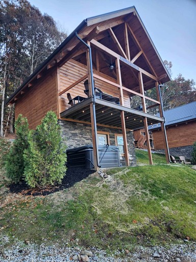 Group Friendly Cabin with Spa on the Deck in Ohio