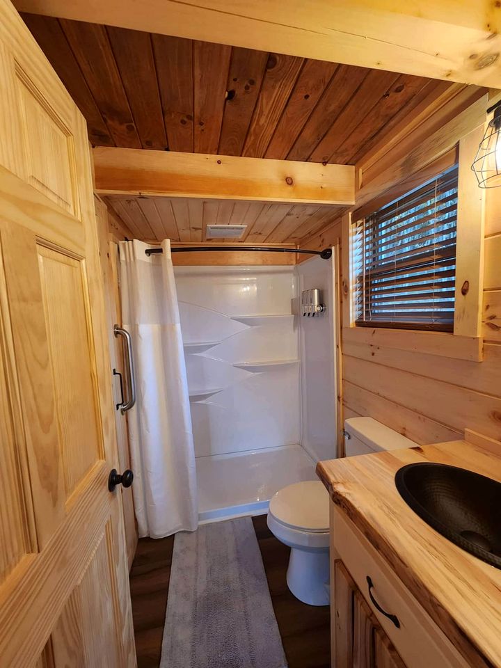 Group Friendly Cabin with Spa on the Deck near Tappan Lake in Ohio