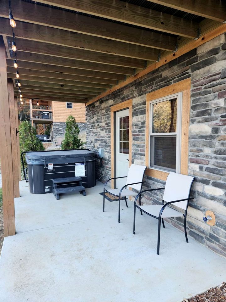 Group Friendly Cabin with Spa on the Deck near Tappan Lake in Ohio