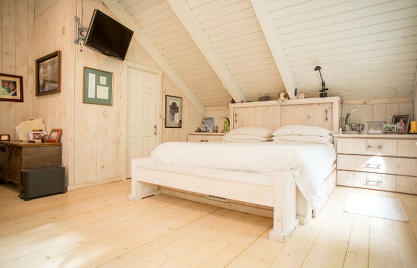 Bed and Breakfast Nature Lodge with a Jacuzzi on Stratton Mountain, Vermont