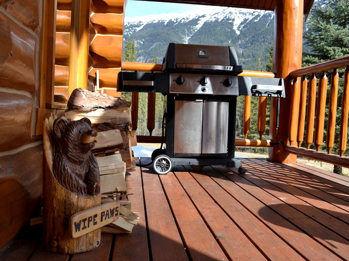 Log Cabins (Golden, British Columbia, Canada)