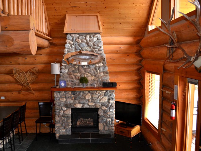 Log Cabins (Golden, British Columbia, Canada)