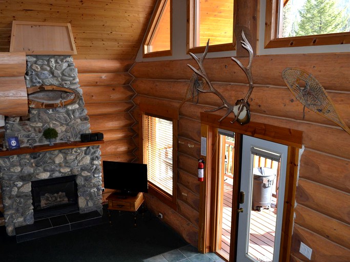 Log Cabins (Golden, British Columbia, Canada)