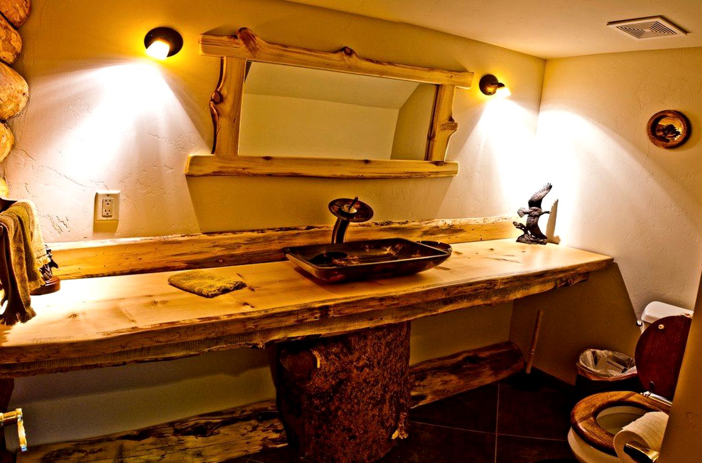 Incredible Log Cabin Getaway with Hot Tub in Yosemite, California