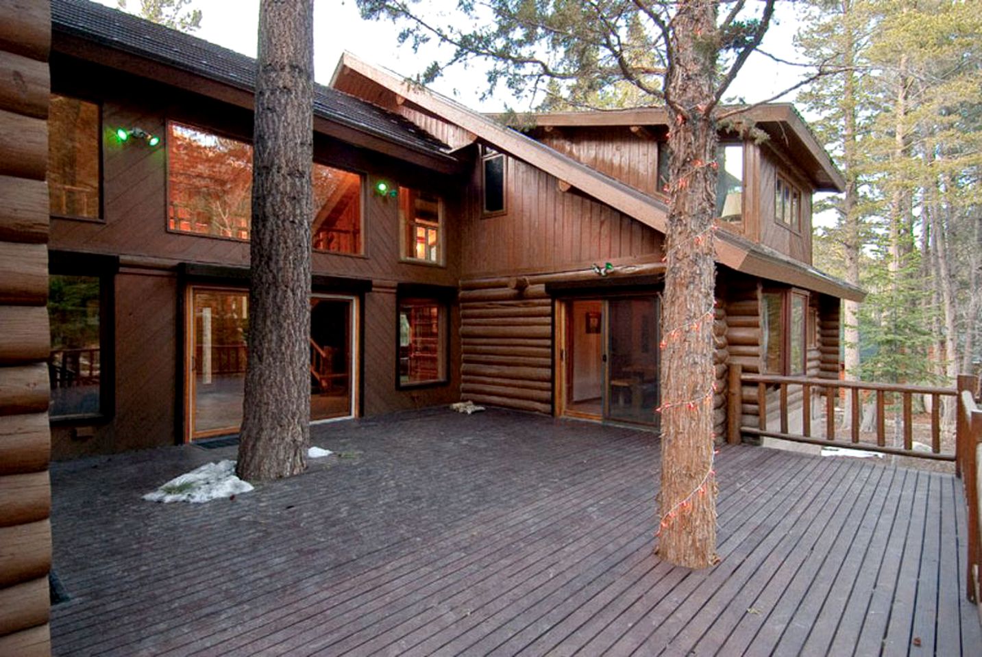 Incredible Log Cabin Getaway with Hot Tub in Yosemite, California