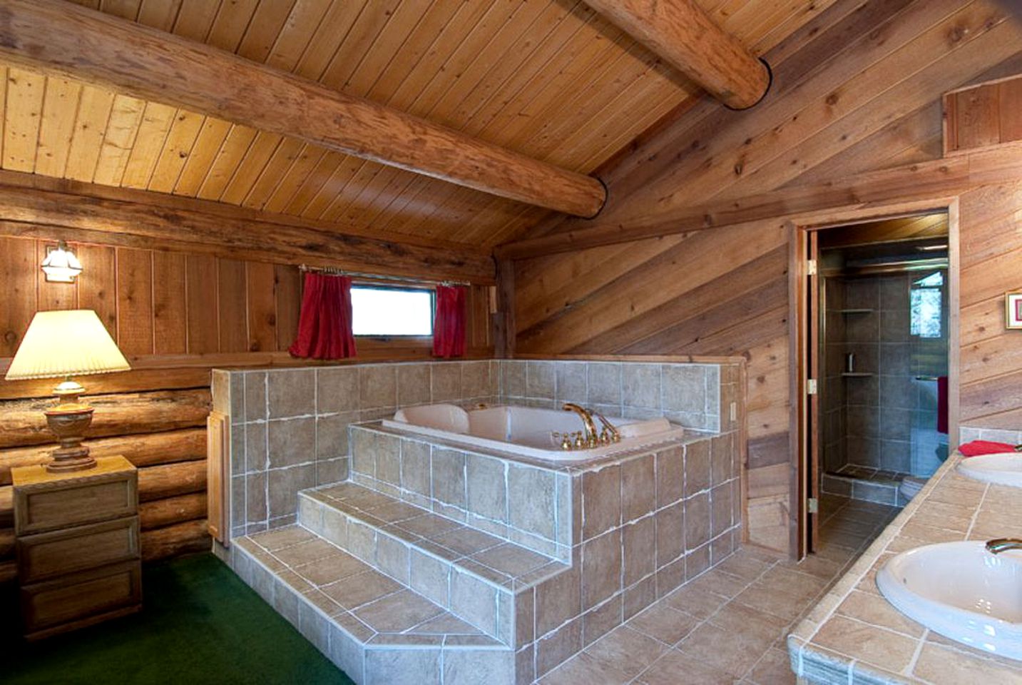 Incredible Log Cabin Getaway with Hot Tub in Yosemite, California