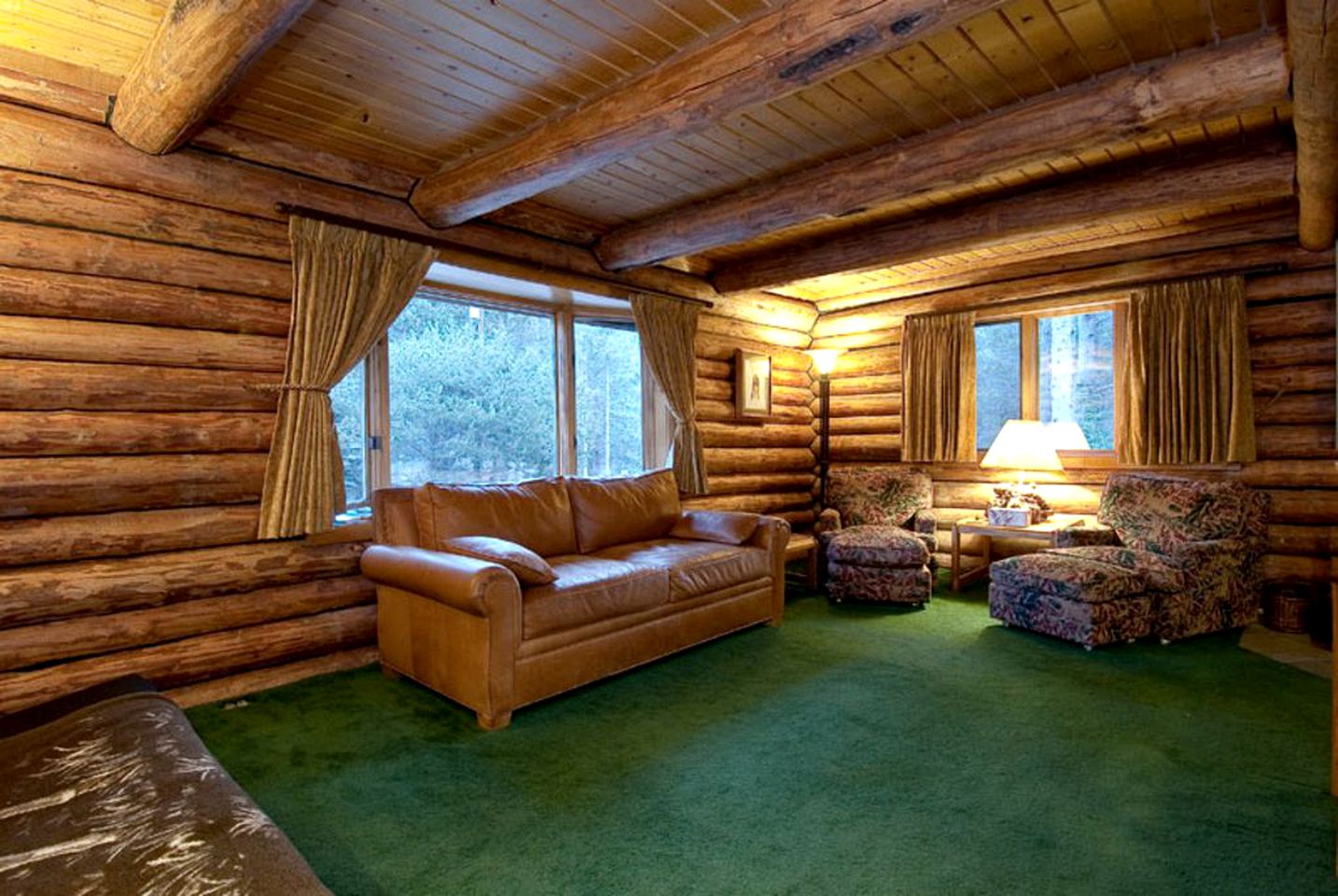 Incredible Log Cabin Getaway with Hot Tub in Yosemite, California