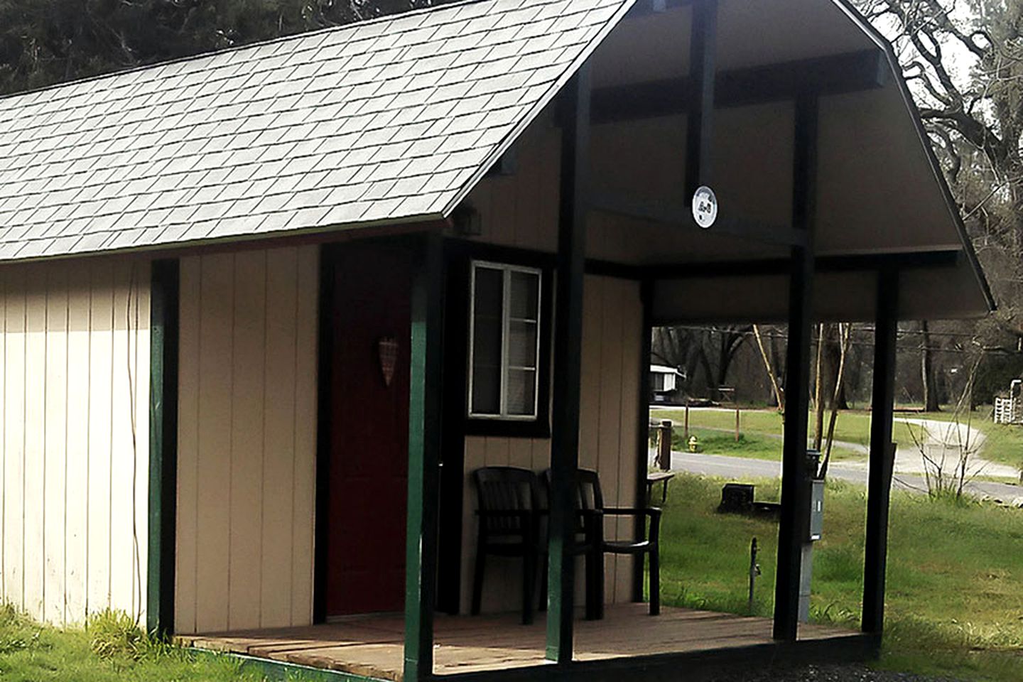 Affordable Vacation Cabin Rentals with Shared Pool near Yosemite National Park