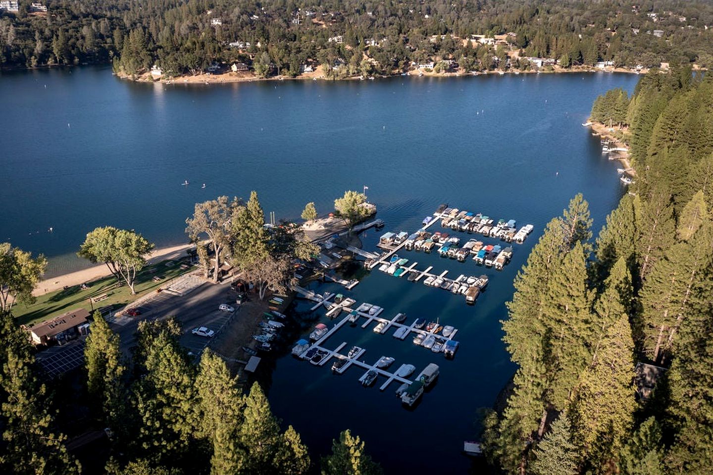 Spectacular Villa with Bathtub, Fireplace, Swimming Pool, Pool Table and Tennis Court in Lake Lodge Beach, California