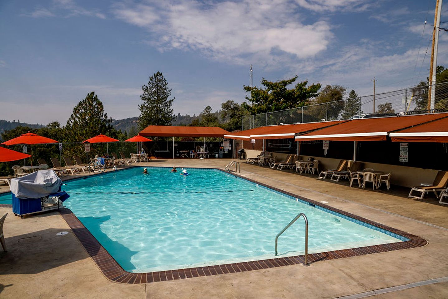 Spectacular Villa with Bathtub, Fireplace, Swimming Pool, Pool Table and Tennis Court in Lake Lodge Beach, California