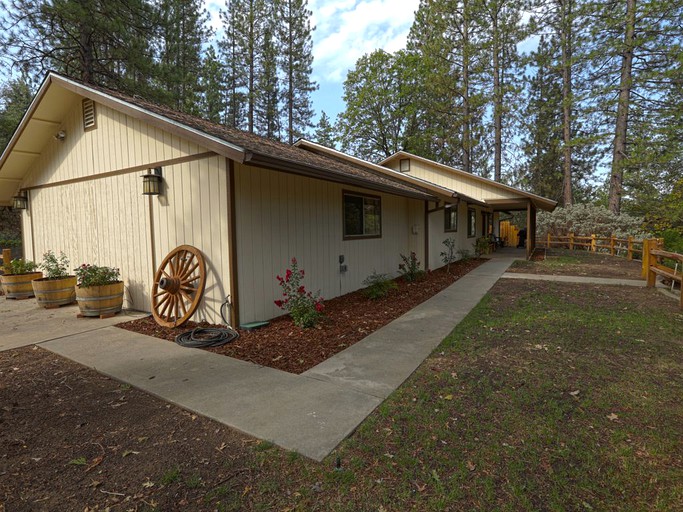 Cabin in Oakhurst, California