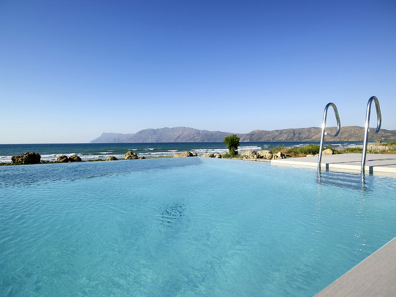 Luxury Beachfront Villa with an Infinity Pool near Kissamos Bay, Crete