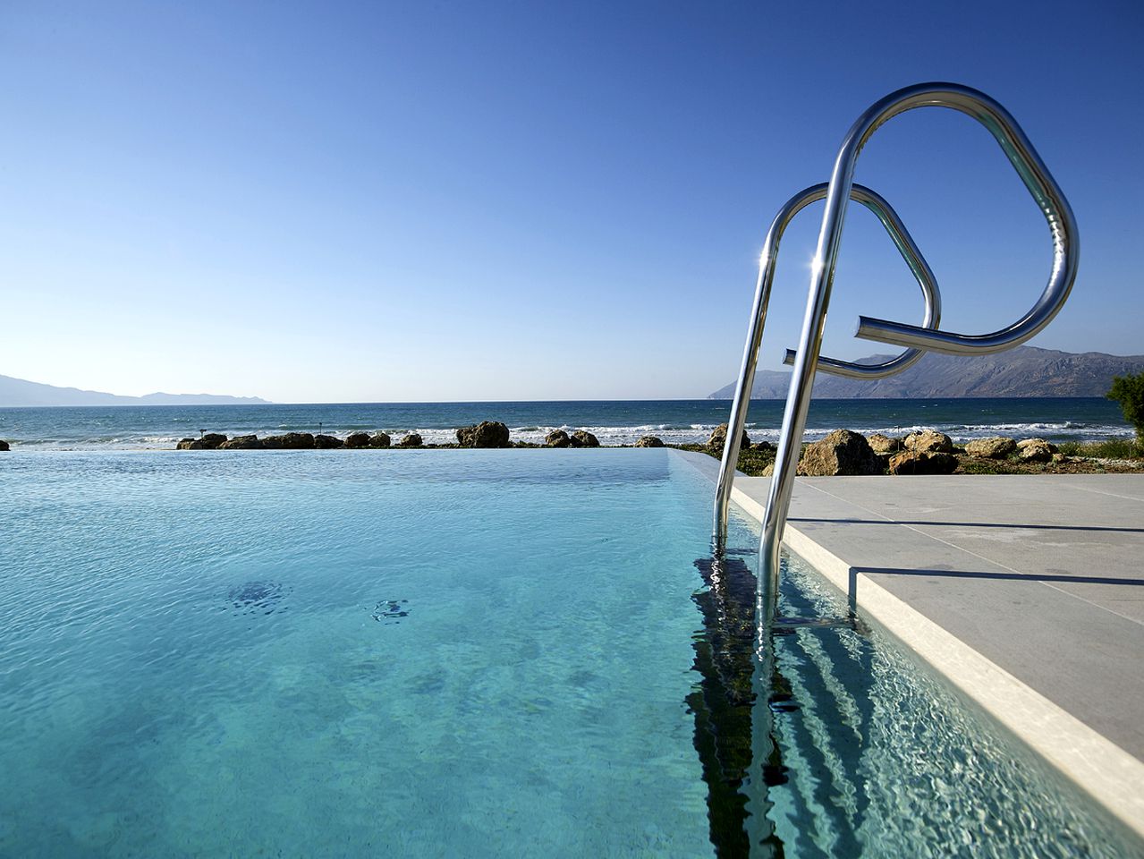 Luxury Beachfront Villa with an Infinity Pool near Kissamos Bay, Crete