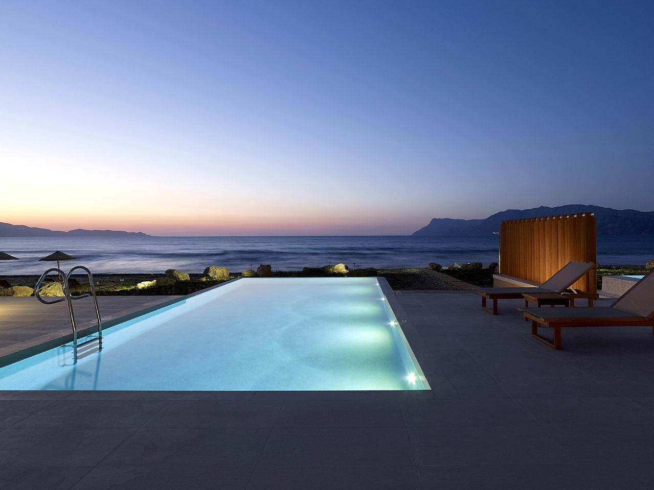 Luxury Beachfront Villa with an Infinity Pool near Kissamos Bay, Crete