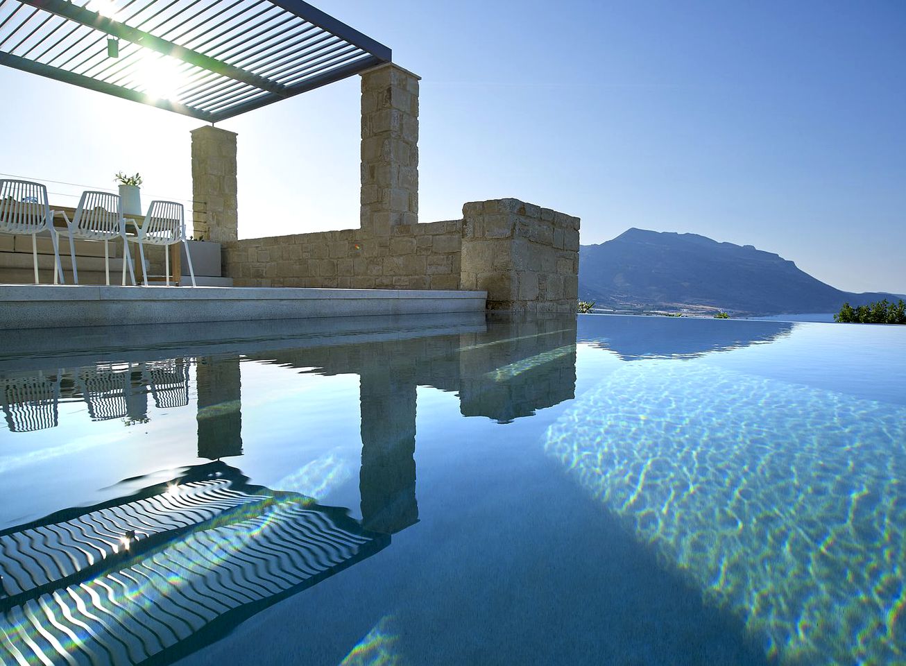 Fantastic Two-Story Villa with an Infinity Pool near Kissamos, Crete