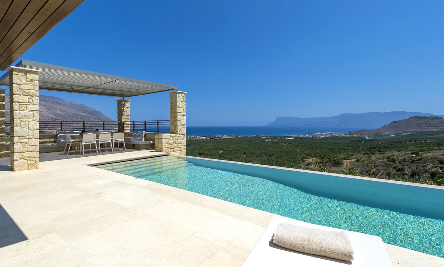 Modern Luxury Villa with an Infinity Pool near Kissamos, Crete