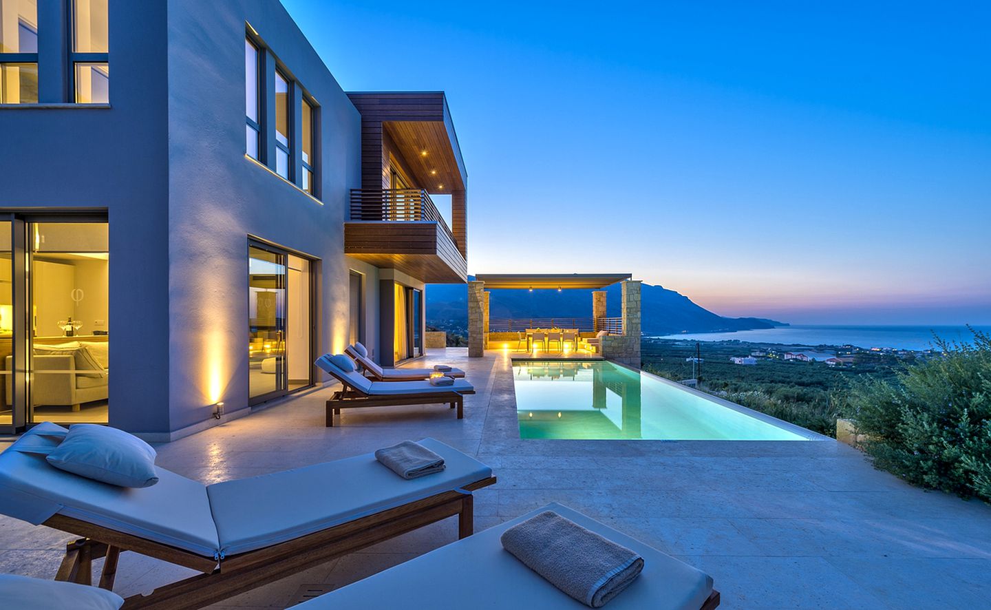 Modern Luxury Villa with an Infinity Pool near Kissamos, Crete