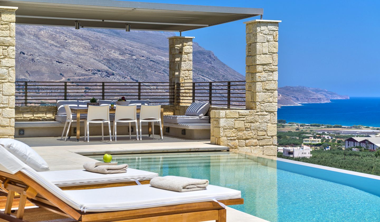 Modern Luxury Villa with an Infinity Pool near Kissamos, Crete