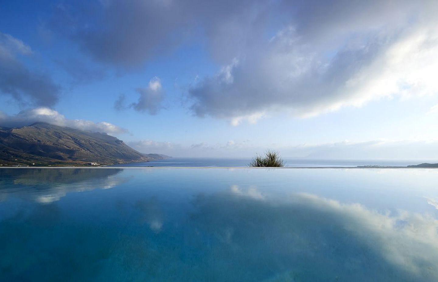 Stunning Villa Getaway with an Infinity Pool Overlooking the Aegean Sea near Kissamos, Crete