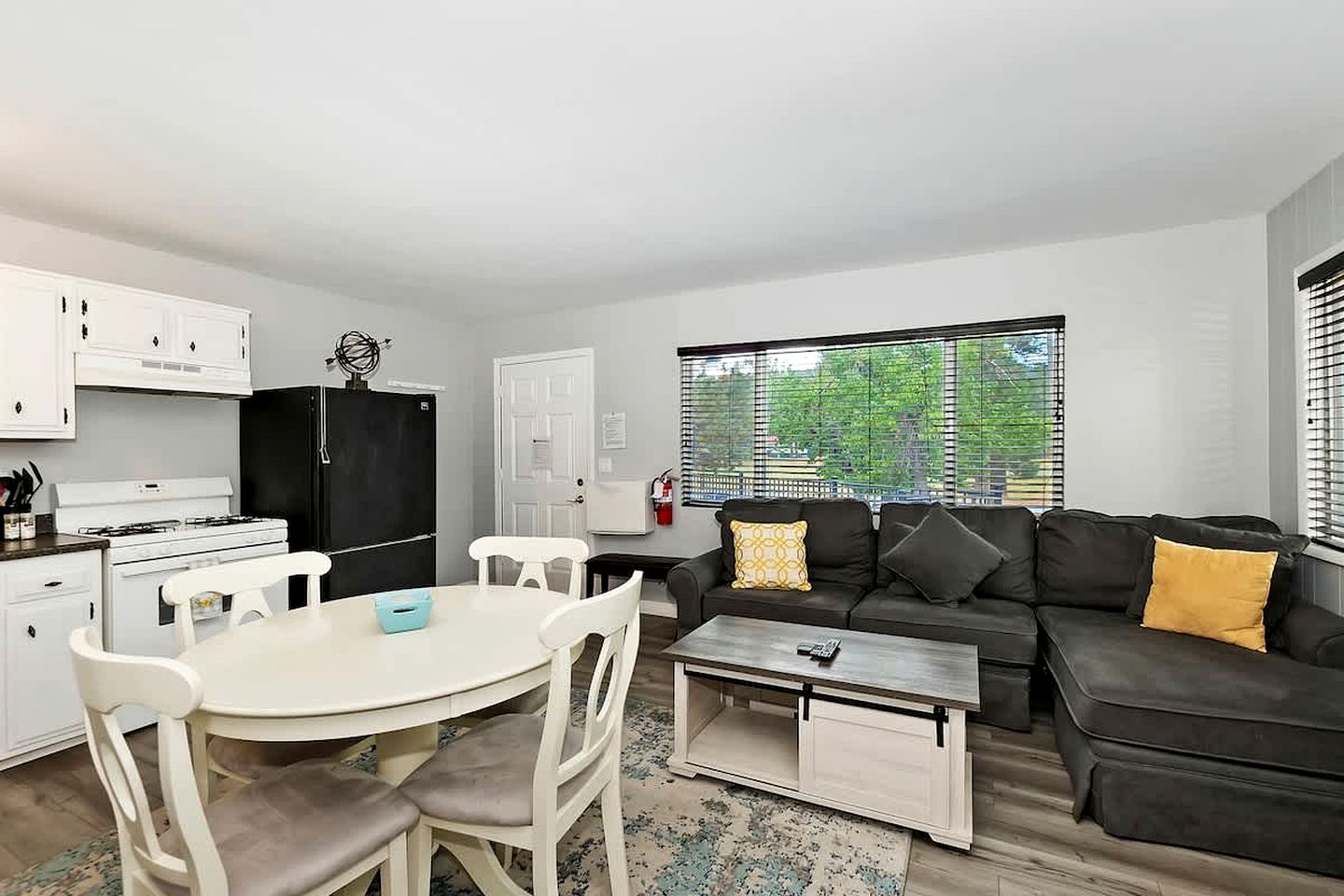 Your Romantic Getaway: Cozy Cabin with Hot Tub in Big Bear