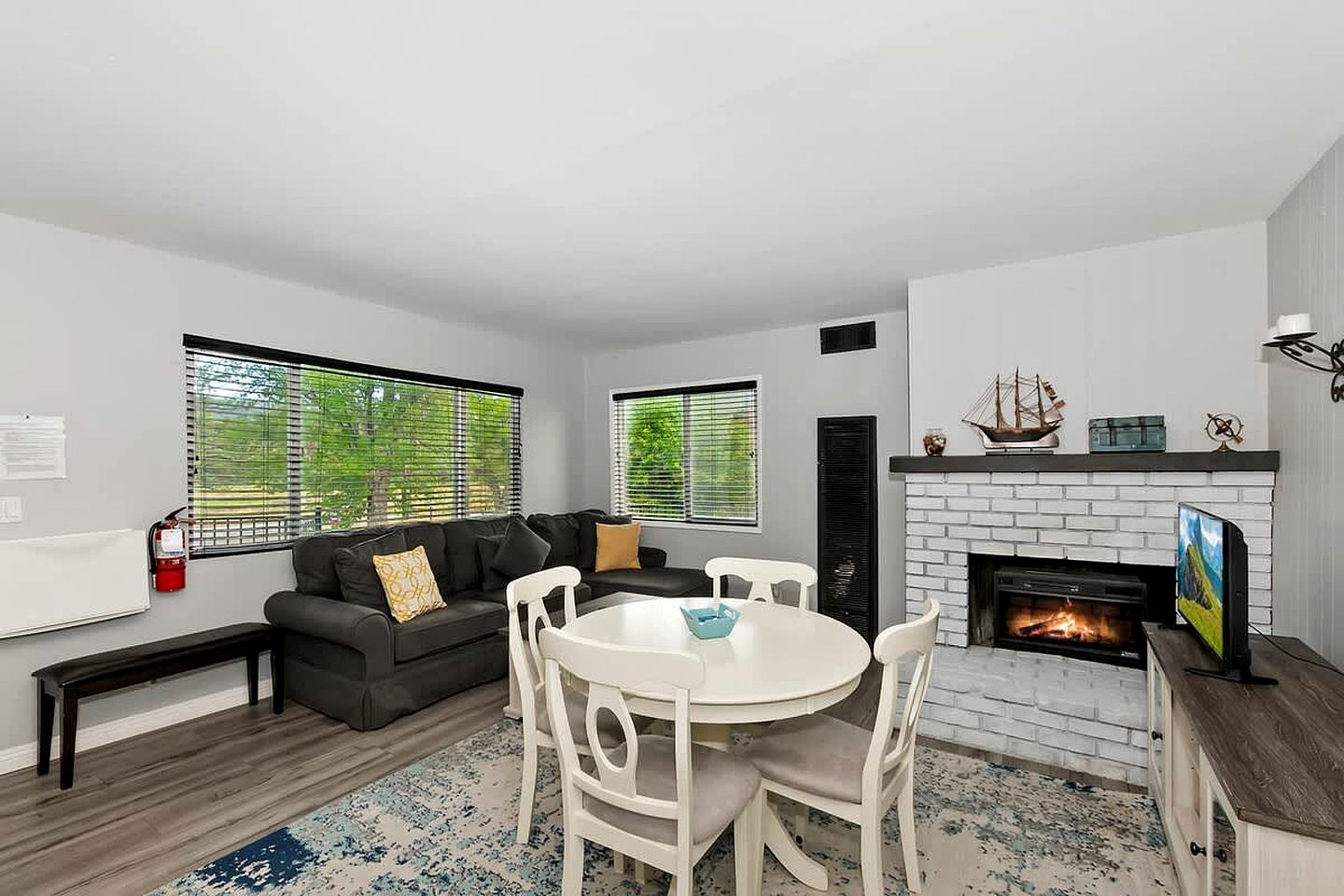 Your Romantic Getaway: Cozy Cabin with Hot Tub in Big Bear