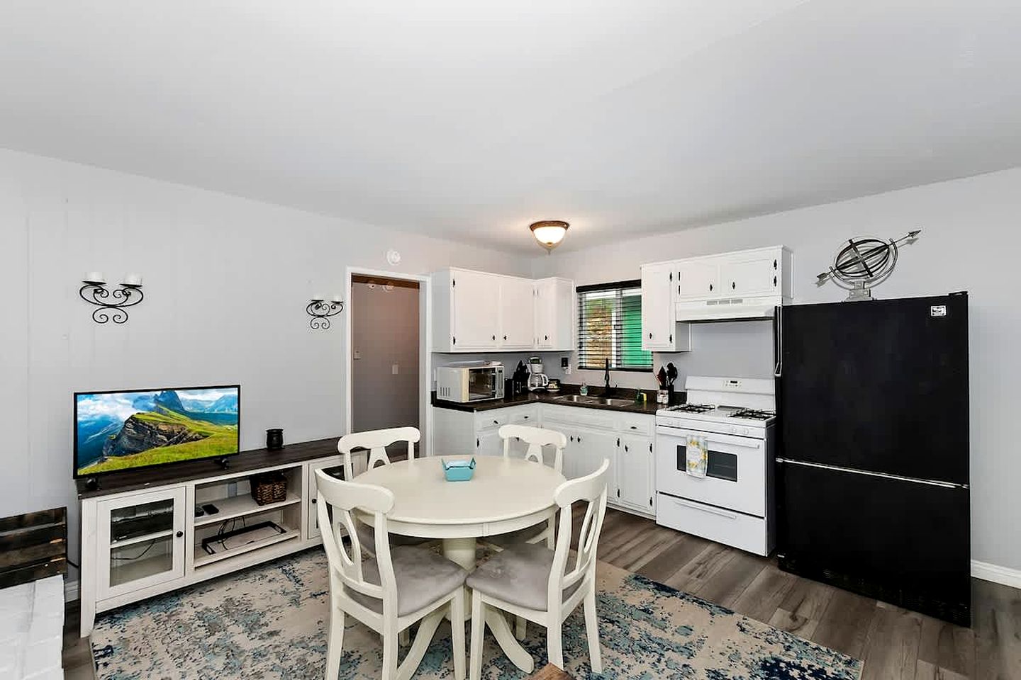 Your Romantic Getaway: Cozy Cabin with Hot Tub in Big Bear