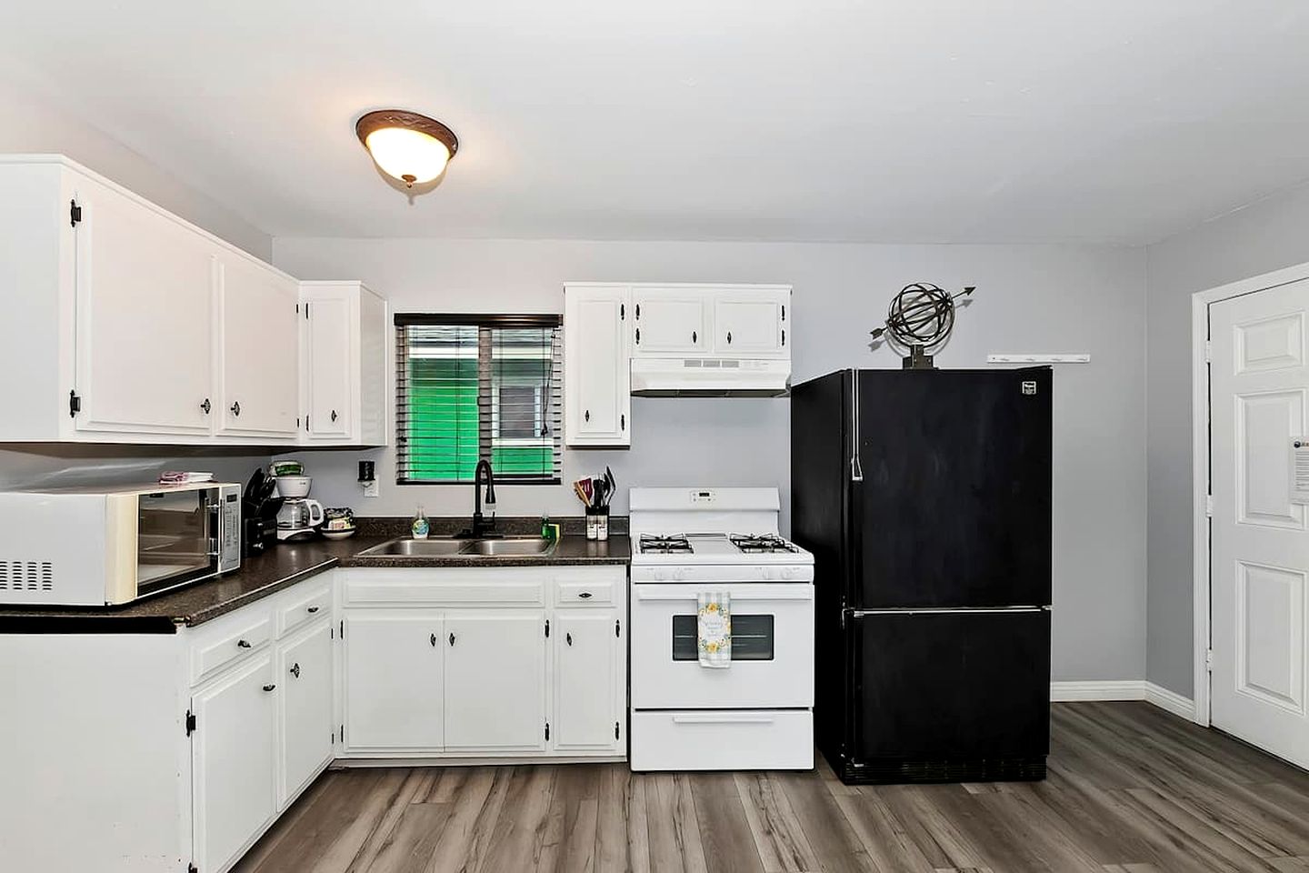 Your Romantic Getaway: Cozy Cabin with Hot Tub in Big Bear