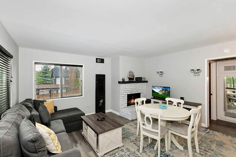 Cabins (United States of America, Big Bear Lake, California)