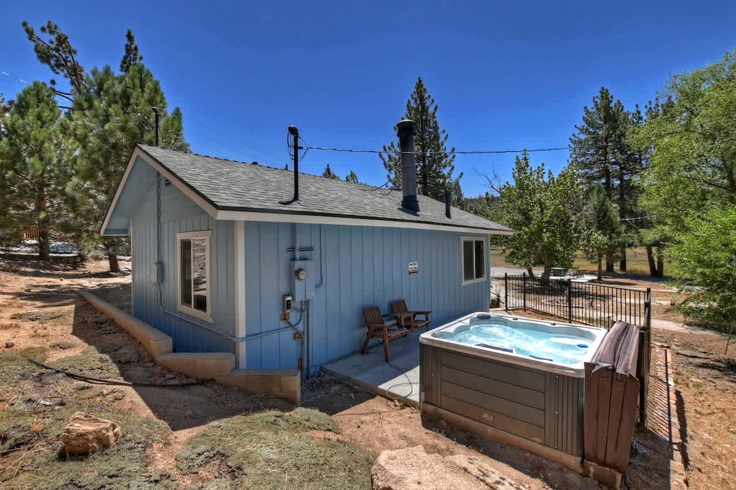 Your Romantic Getaway: Cozy Cabin with Hot Tub in Big Bear