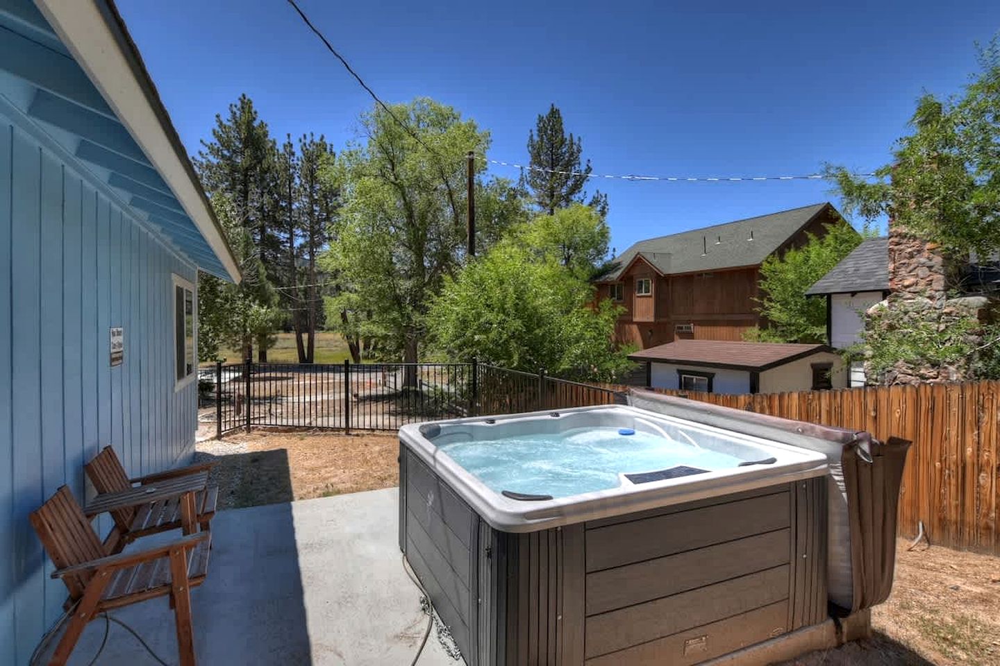 Your Romantic Getaway: Cozy Cabin with Hot Tub in Big Bear