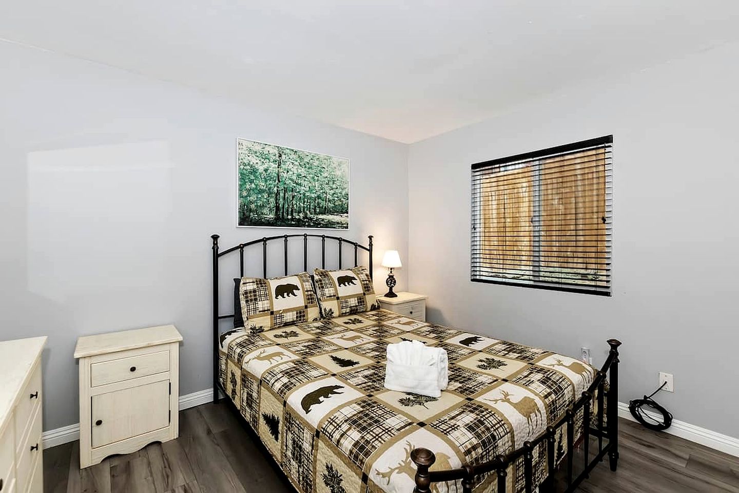 Your Romantic Getaway: Cozy Cabin with Hot Tub in Big Bear