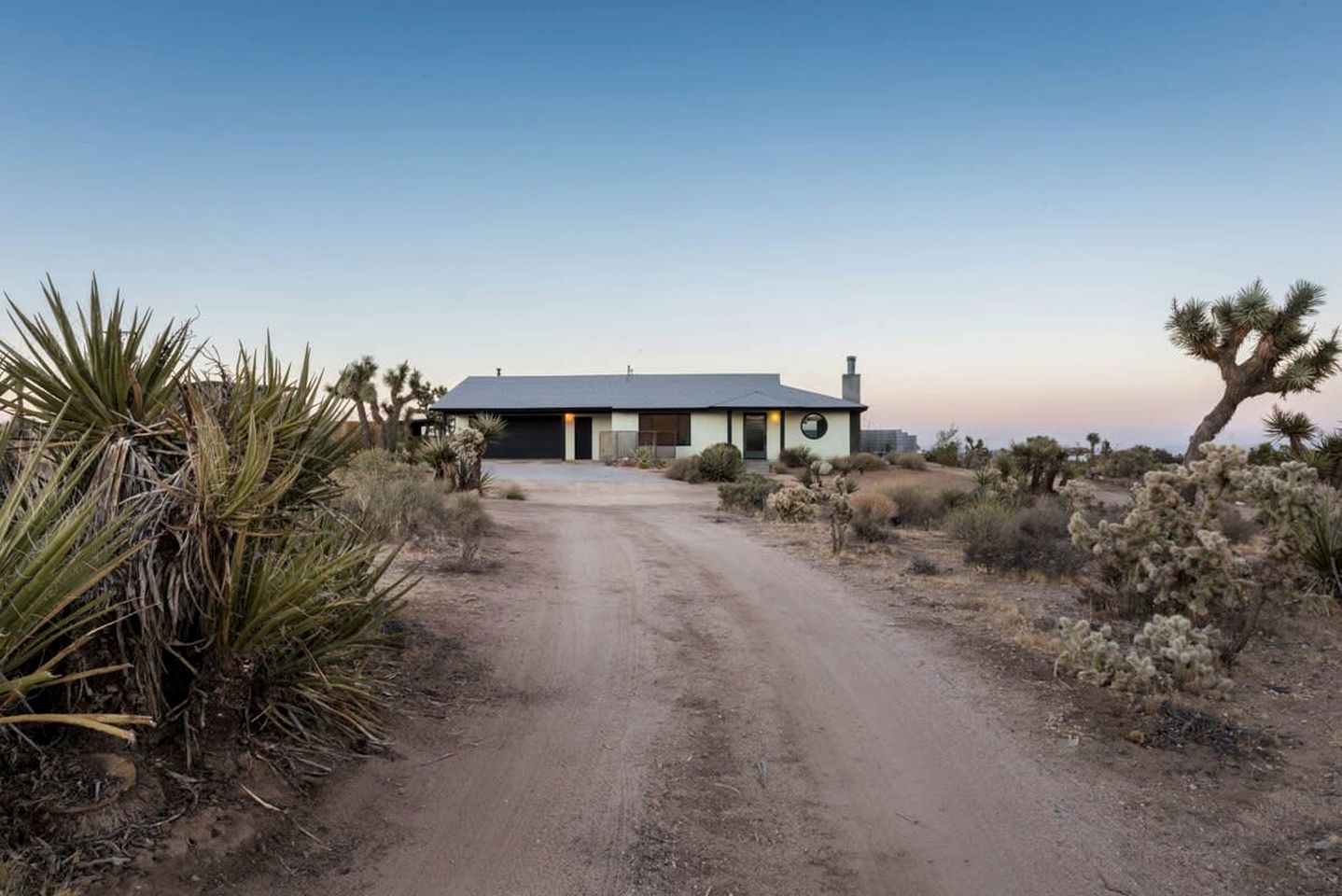 Joshua Tree Glamping Oasis with Outdoor Shower and Private Hot Tub, near Palm Springs, California