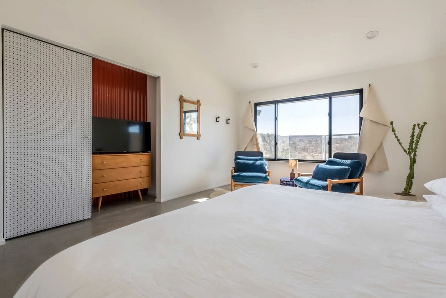 Joshua Tree Glamping Oasis with Outdoor Shower and Private Hot Tub, near Palm Springs, California