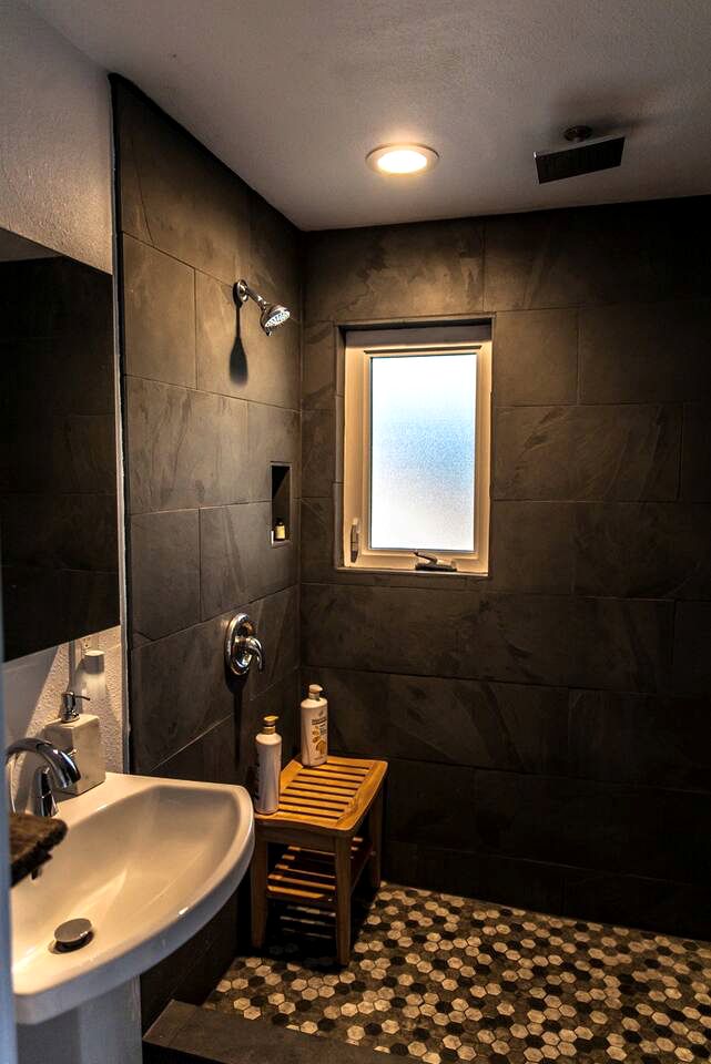 Yucca Valley Glampiing Spot with Hot-Tub and Full Amenities