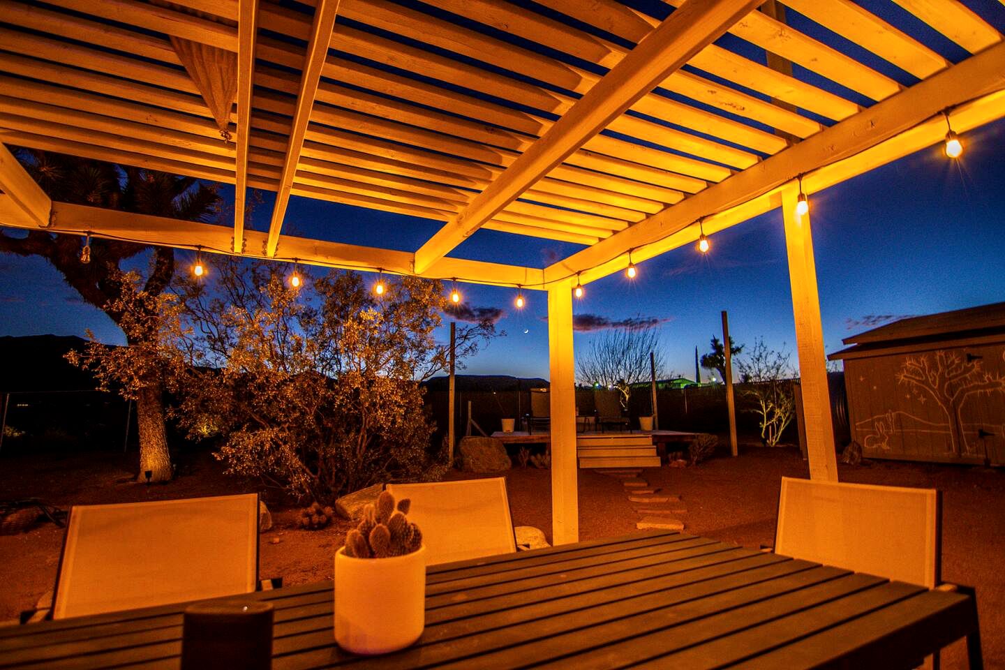 Yucca Valley Glampiing Spot with Hot-Tub and Full Amenities