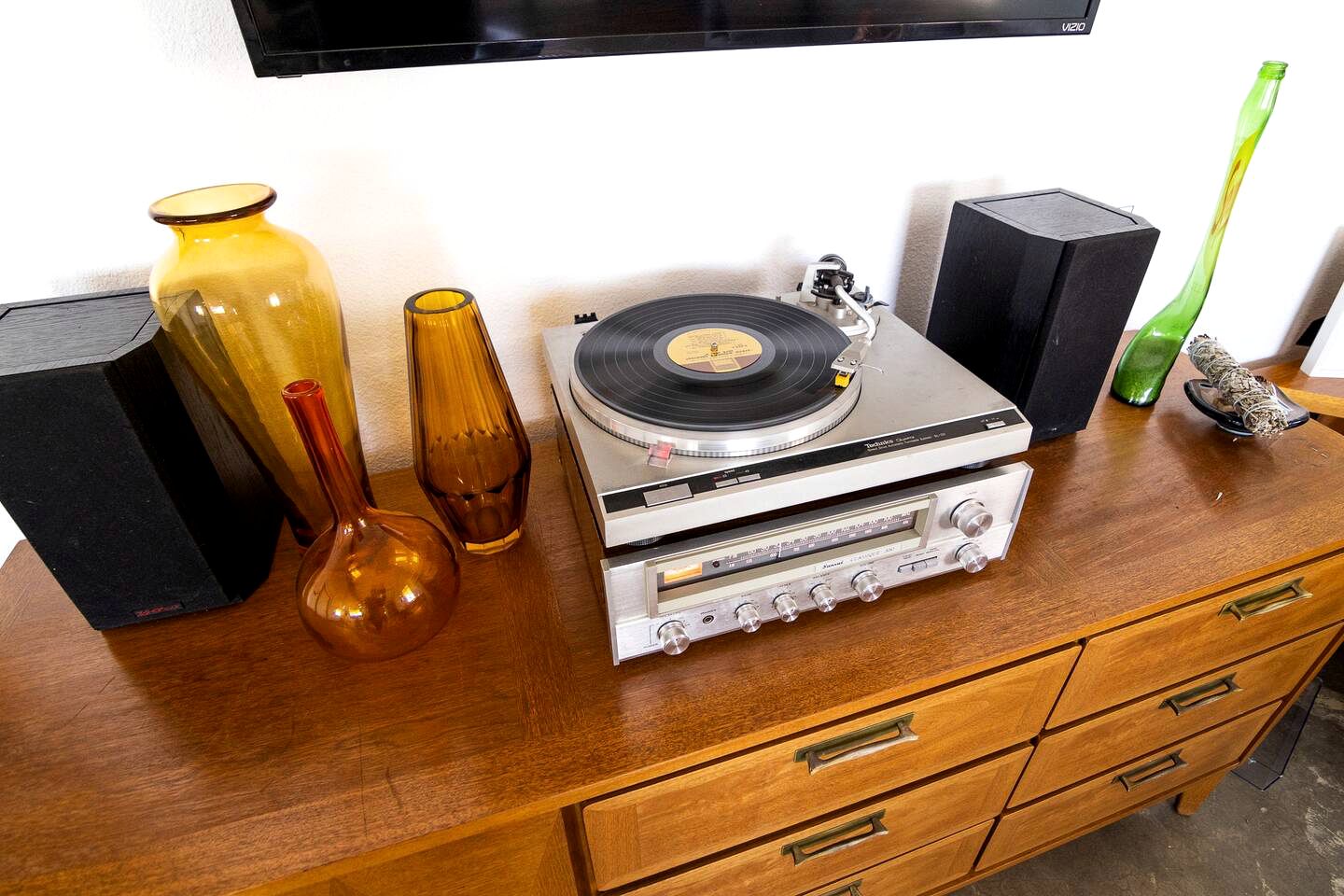 Yucca Valley Glampiing Spot with Hot-Tub and Full Amenities