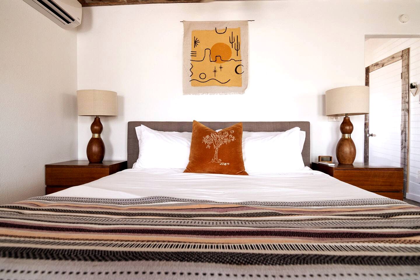 Yucca Valley Glampiing Spot with Hot-Tub and Full Amenities