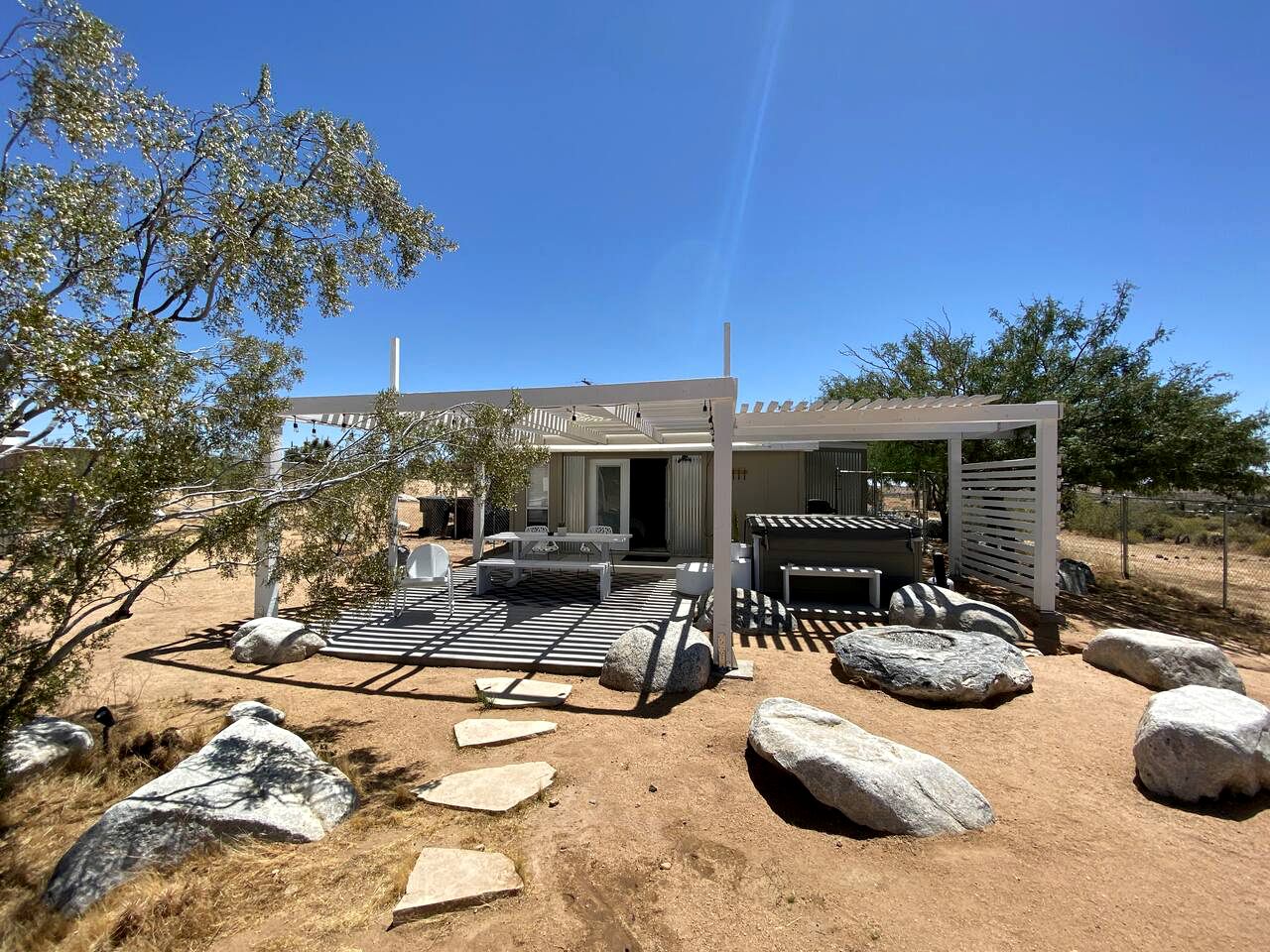 Yucca Valley Glampiing Spot with Hot-Tub and Full Amenities