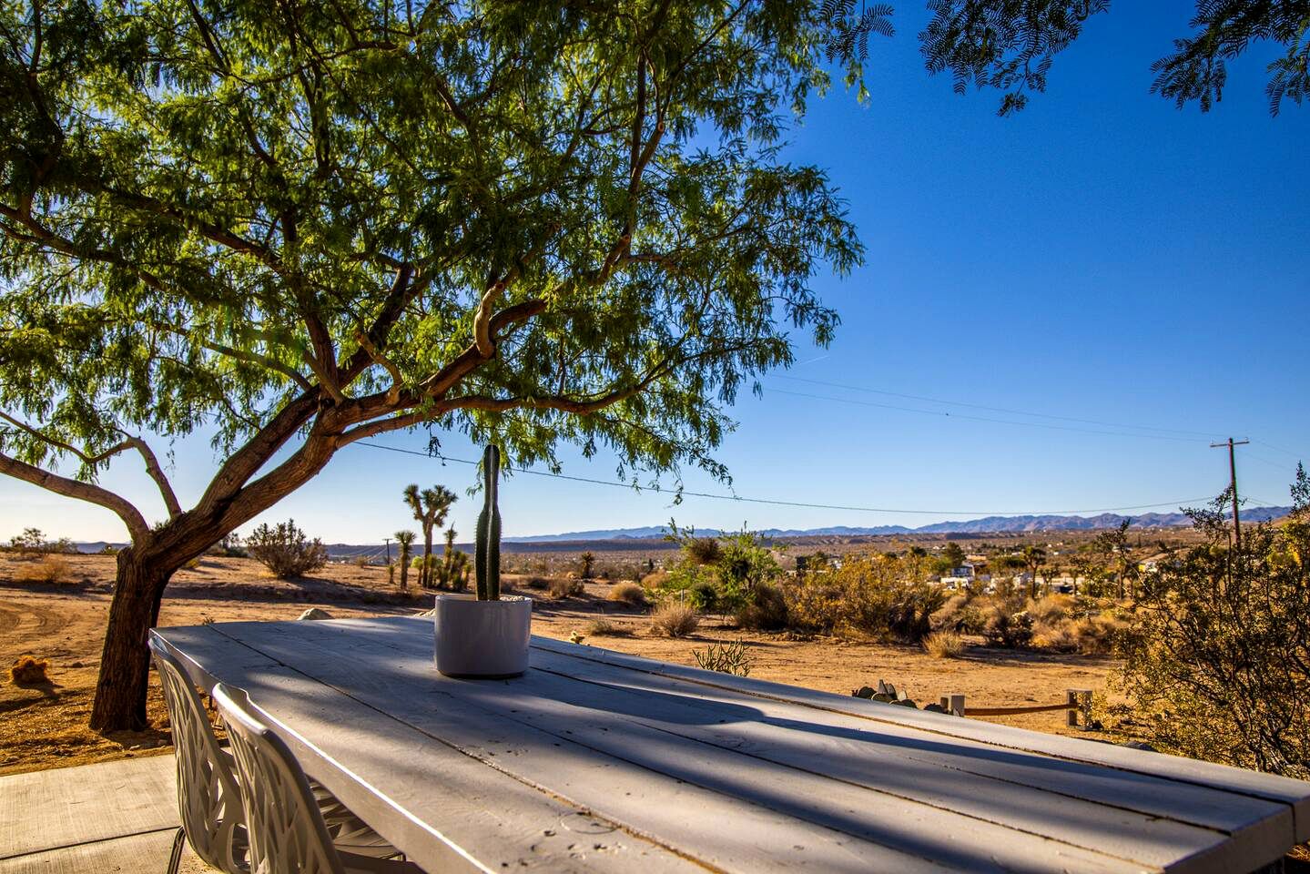 Yucca Valley Glampiing Spot with Hot-Tub and Full Amenities