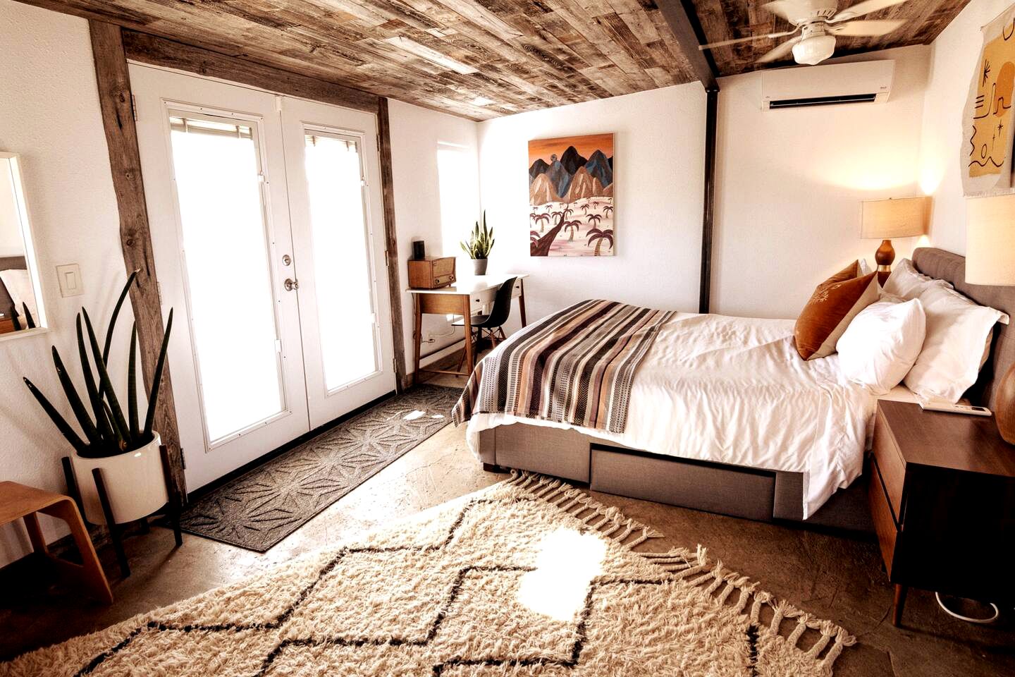 Yucca Valley Glampiing Spot with Hot-Tub and Full Amenities