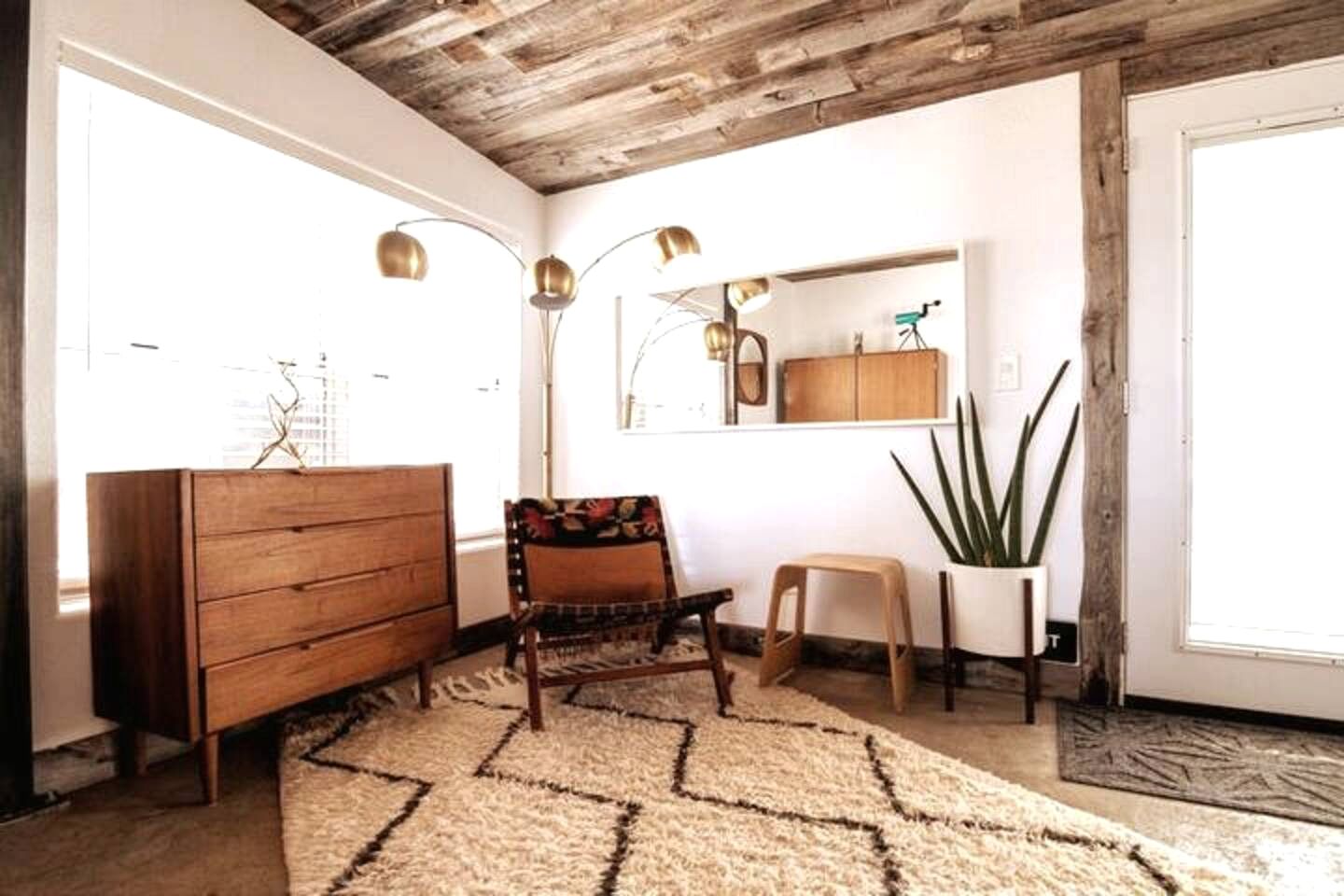 Yucca Valley Glampiing Spot with Hot-Tub and Full Amenities