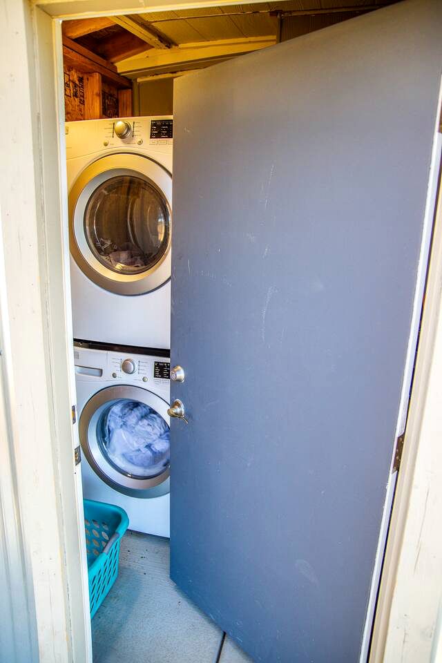 Yucca Valley Glampiing Spot with Hot-Tub and Full Amenities