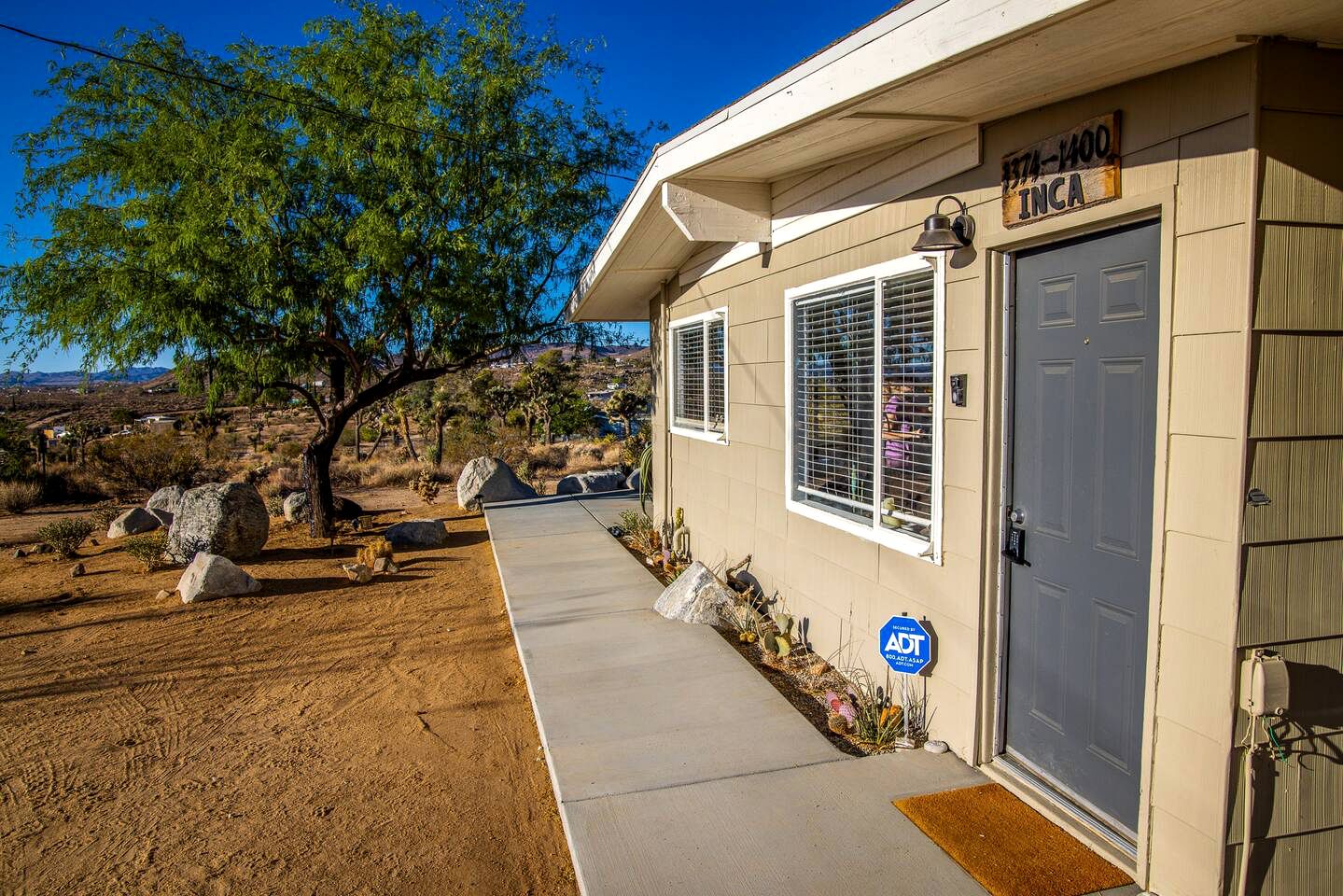Yucca Valley Glampiing Spot with Hot-Tub and Full Amenities