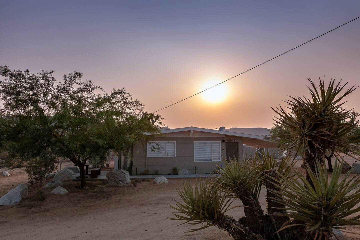 Yucca Valley Glampiing Spot with Hot-Tub and Full Amenities