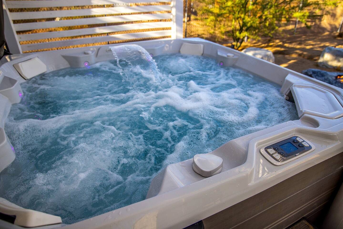 Yucca Valley Glampiing Spot with Hot-Tub and Full Amenities