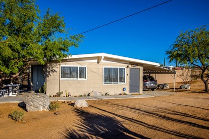Yucca Valley Glampiing Spot with Hot-Tub and Full Amenities