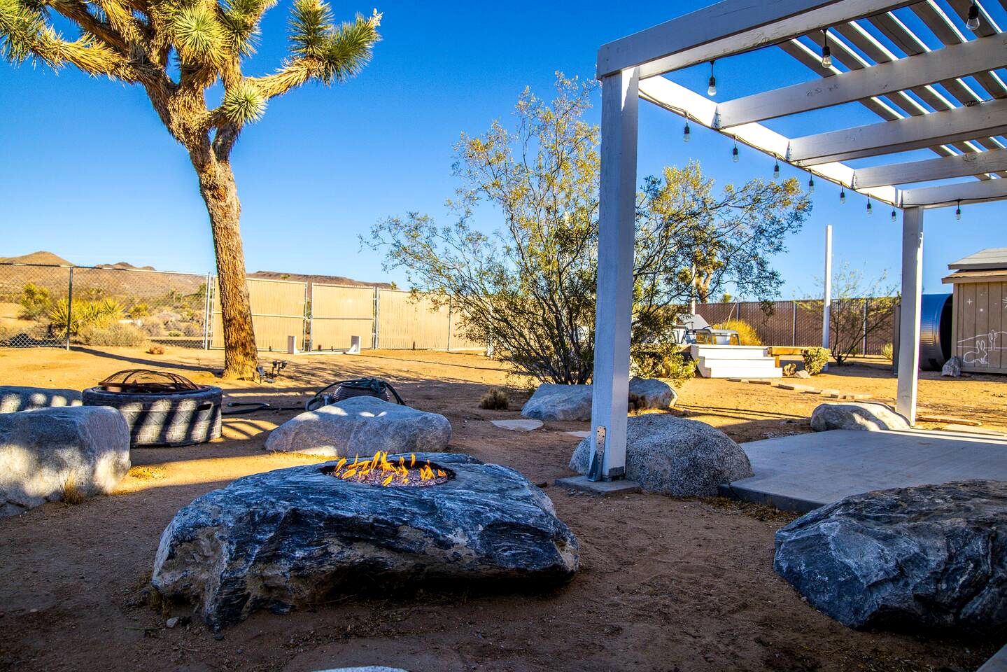 Yucca Valley Glampiing Spot with Hot-Tub and Full Amenities