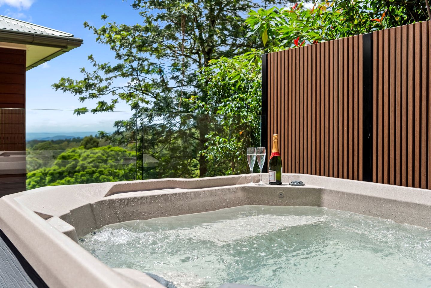 Luxury Scandi-Japanese Retreat with Private Spa near Ravensbourne National Park, Crows Nest QLD